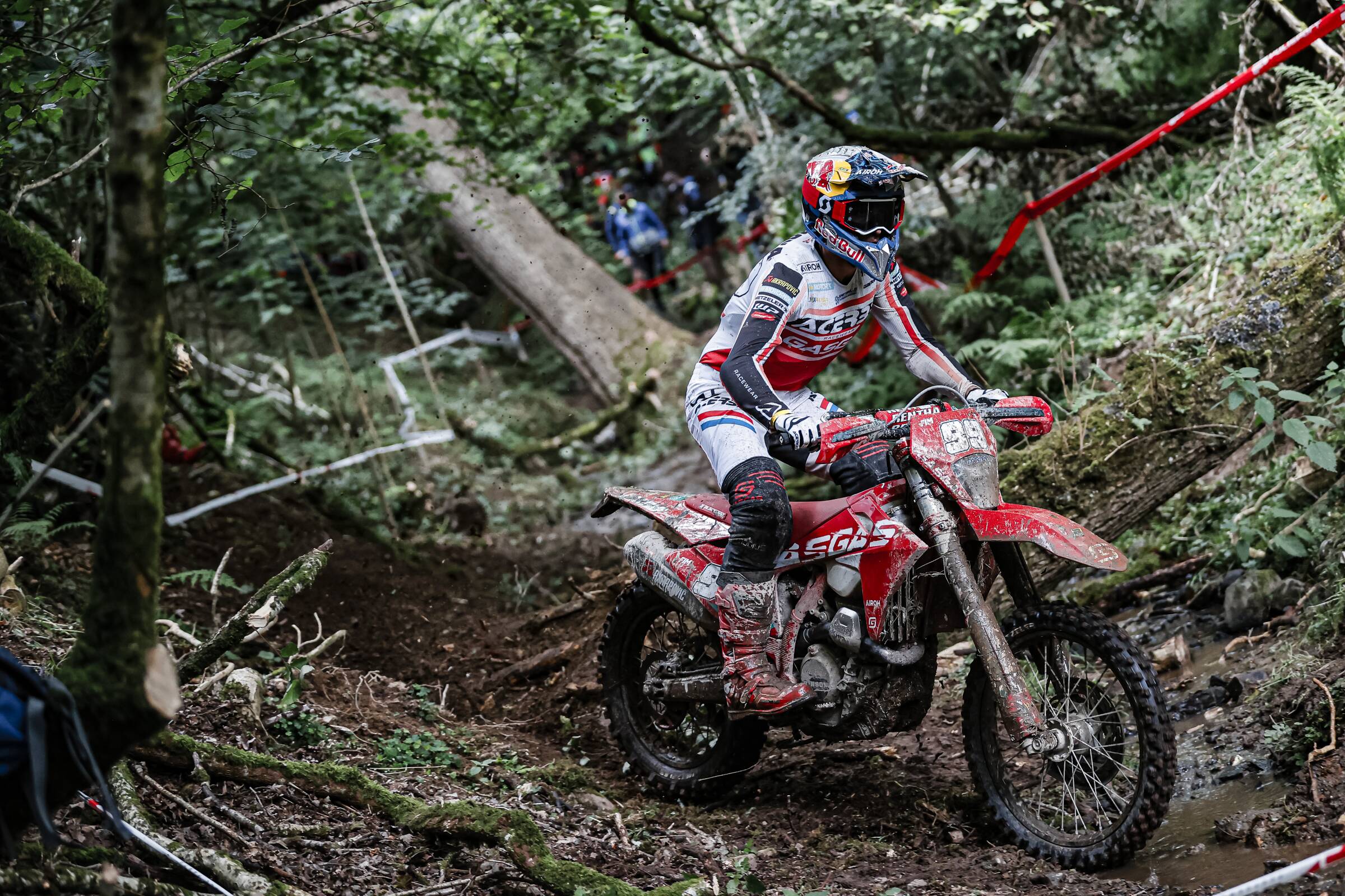 ANDREA VERONA È IL CAMPIONE DEL MONDO ENDURO2 2024!