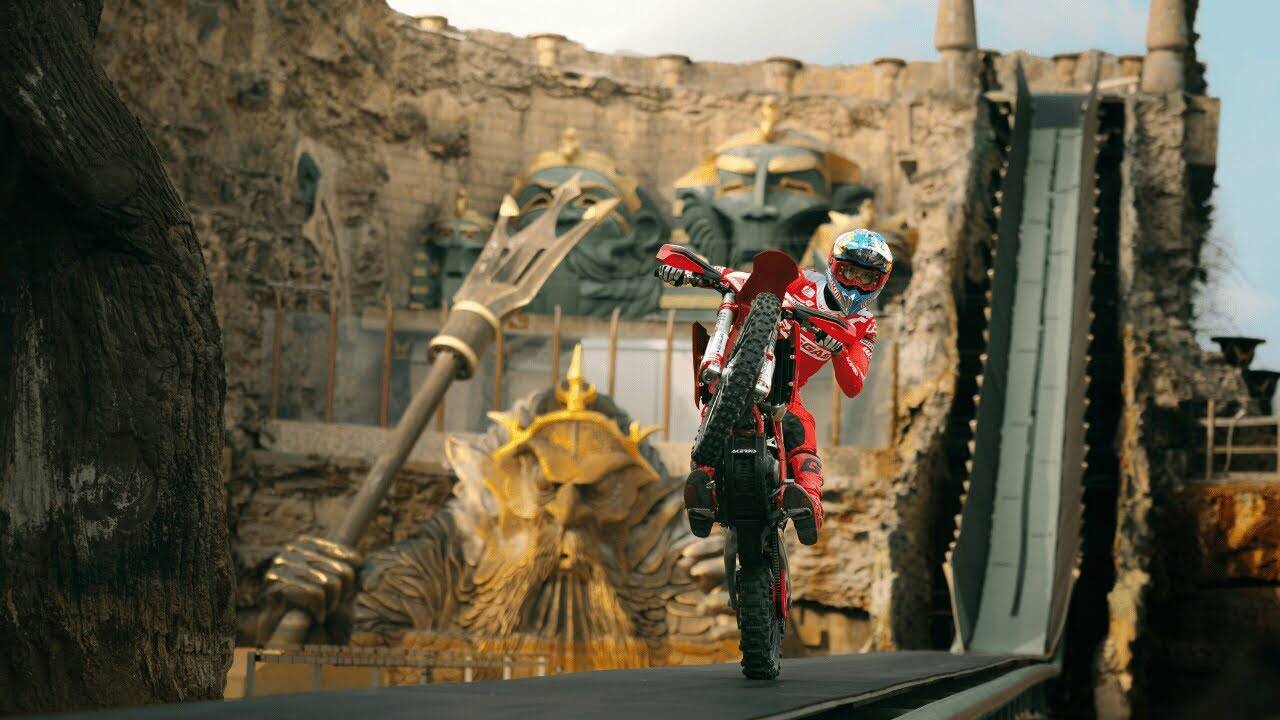 Acrobazie a Gardaland: i rider Red Bull sfidano il parco divertimenti